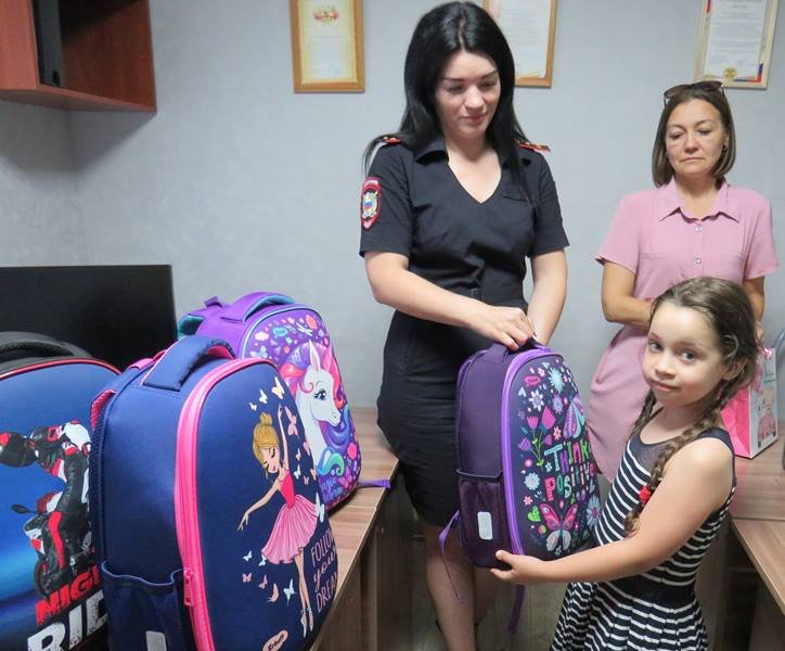 На Кубани полицейские и представители общественных советов помогли подготовиться к школе детям, прибывшим из новых регионов страны
