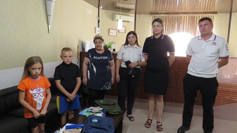 На Кубани полицейские и представители общественных советов помогли подготовиться к школе детям, прибывшим из новых регионов страны