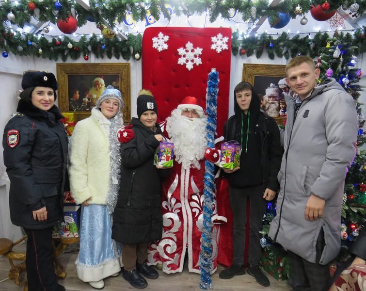 В Кавказском районе полицейские  и общественники провели цикл праздничных мероприятий для семей, оказавшихся в сложной жизненной  ситуации