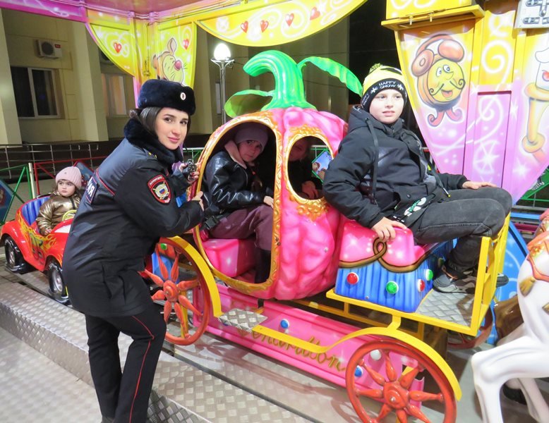В Кавказском районе полицейские  и общественники провели цикл праздничных мероприятий для семей, оказавшихся в сложной жизненной  ситуации
